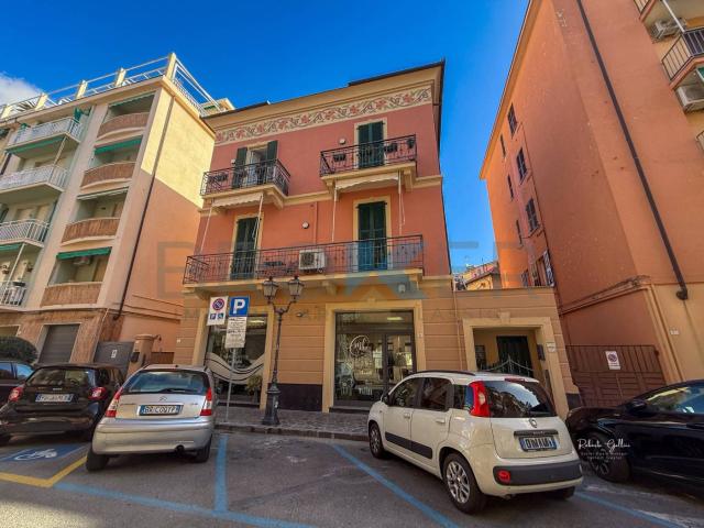 Quadrilocale via Don Boselli 17, Via Roma, Borgo Barusso, Alassio
