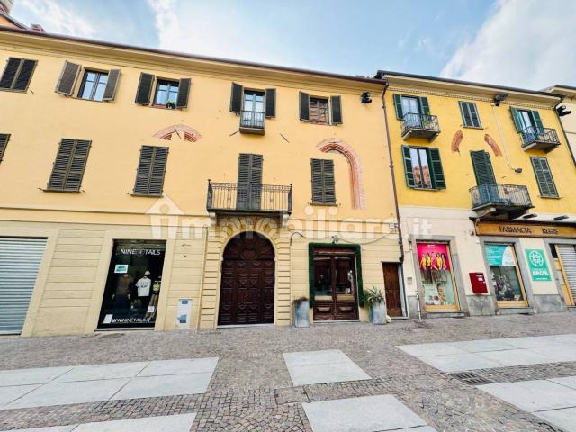Quadrilocale via Vittorio Emanuele II 52, Centro Storico, Chieri