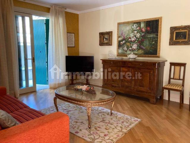 Quadrilocale via Xxv Aprile 20, Centro, Sirmione