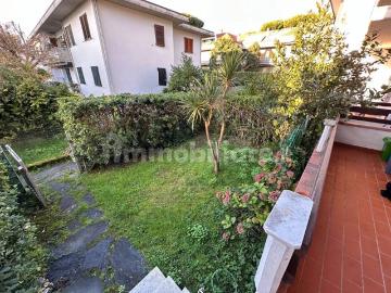 Quadrilocale viale Giuseppe Mazzini 28, Marina di Massa Centro, Massa