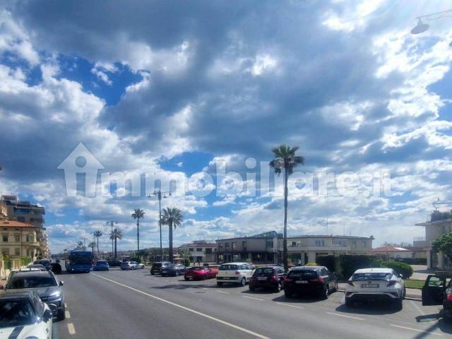 Quadrilocale viale Giosuè Carducci 77, Lungomare, Viareggio