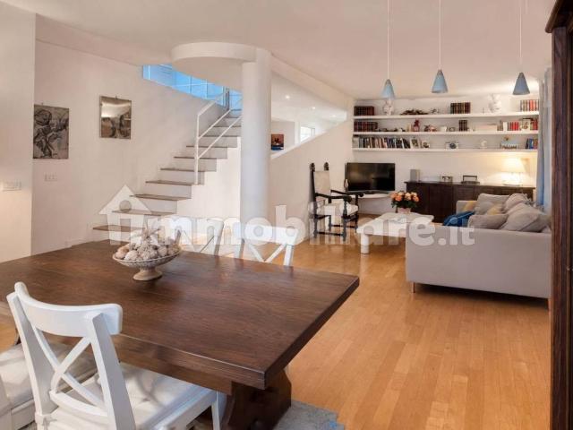 Quadrilocale viale Regina Margherita 96, Lungomare, Viareggio
