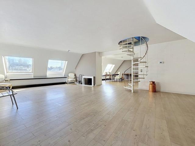 Quai aux Briques – Partially furnished or unfurnished 2 bedr