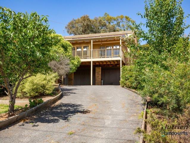 Quaint 3 Bedroom Home with Stunning Views!