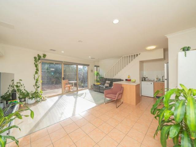 Quaint 3 bedroom Townhouse in a Convenient Location Available 1st September