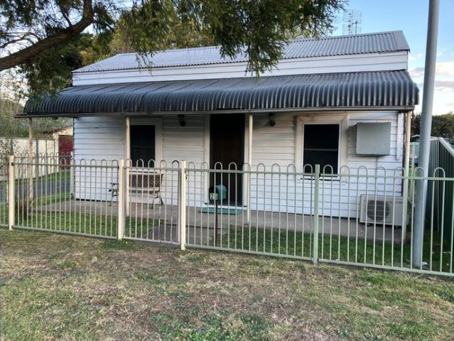 Quaint 2 bedroom cottage in handy Castlereagh Street location
