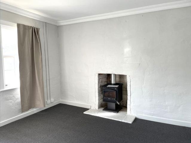 Quaint and private cottage available NOW!