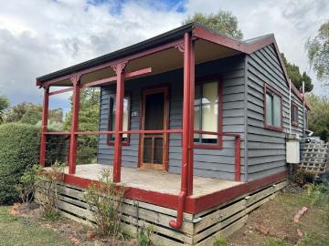 QUAINT ONE BEDROOM COUNTRY COTTAGE