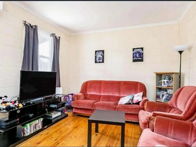Quaint Maisonette In Quiet Residential Street
