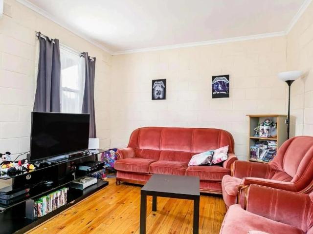 Quaint Maisonette In Quiet Residential Street