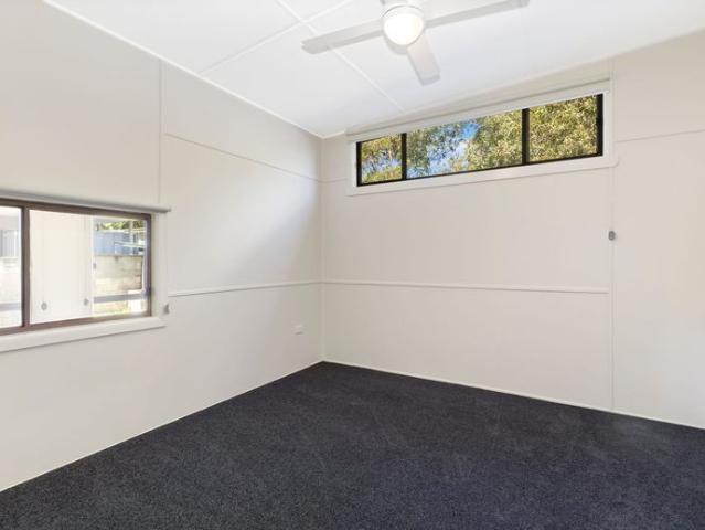 Quaint two bedroom cottage near the beach