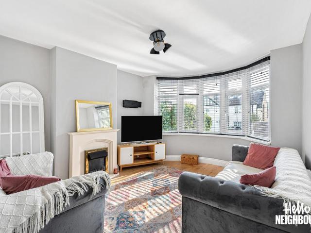 Quakers Lane, Potters Bar, EN6 3 bed detached house to rent £2,500 pcm £577 pw