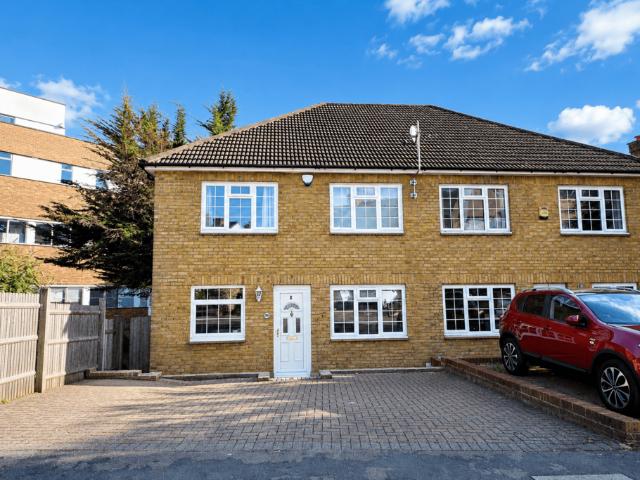 Quakers Lane, Potters Bar EN6 4 bed semi detached house to rent £2,800 pcm £646 pw