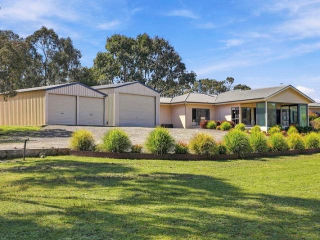 QUALITY ACREAGE LIVING JUST MINUTES FROM VICTOR HARBOR