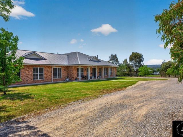 Quality Acreage Living!