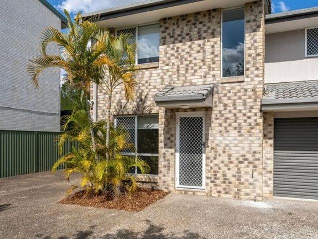 Quality 'As New' Fully Renovated 3 Bed Townhouse