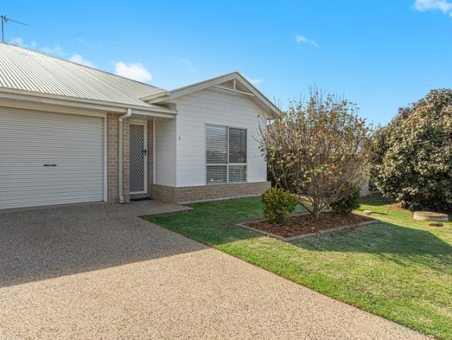 Quality Built and beautifully Presented Half Duplex in popular Glenvale's Parkview Estate!