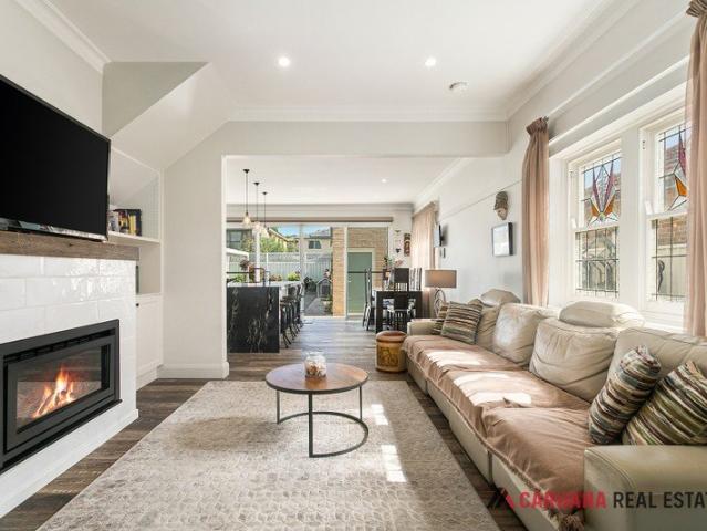 Quality Beachside Residence with Rear Lane Access Approx. 446sqm