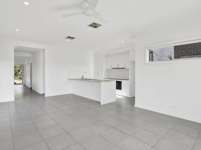 Quality brand new build 3 bedroom 2.5 bathroom townhouse, with ducted air conditioning in Tanilba Bay