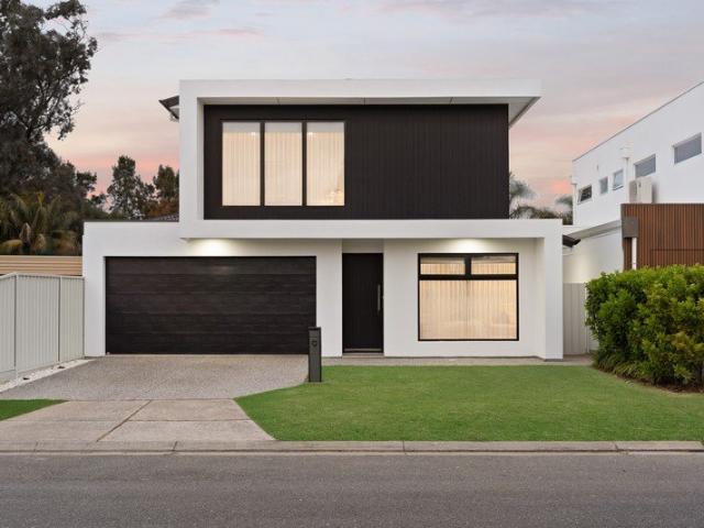 QUALITY EXECUTIVE RESIDENCE IN A PRIZED SEASIDE SUBURB