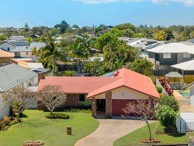 Quality Family Living in Aquatic Paradise Birkdale