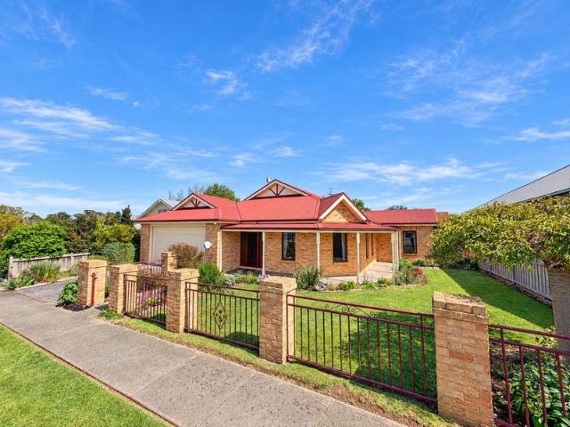Quality Family Living on a Generous 801m² Allotment