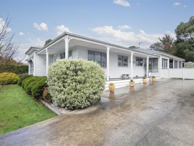 QUALITY FAMILY LIVING ON A GENEROUS 1008M²