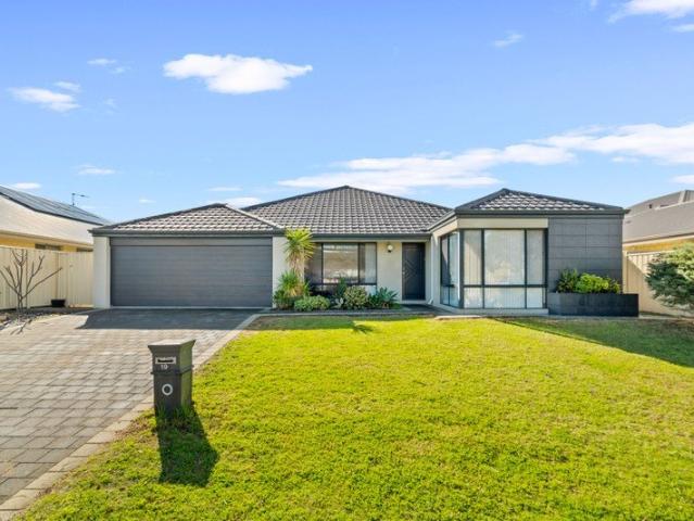 Quality family living opposite Lakelands' premier schools | 570sqm | 5 bedrooms