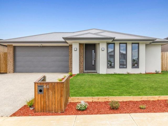 Quality Henley build close to the new Mount Duneed Village!