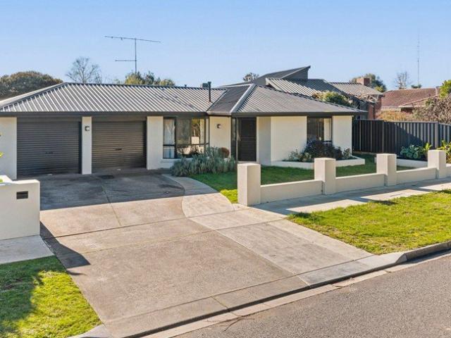 Quality JG King Home with Four Car Accommodation & Exceptional Workshop on 749m²
