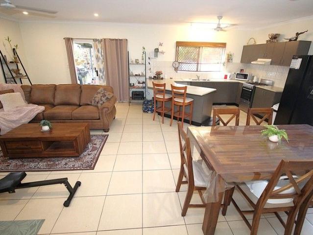 QUALITY LIKE NEW TOWN HOUSE