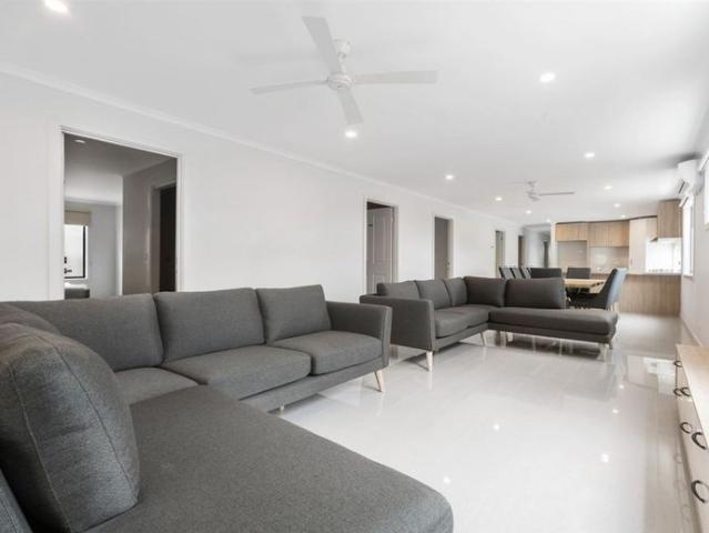 Quality Living, All Utilities Included Walk to Uni & Hosp
