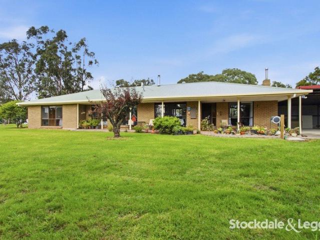 Peaceful Acreage Living with Exceptional Workshop Space 5 Acres of Lifestyle Opportunity