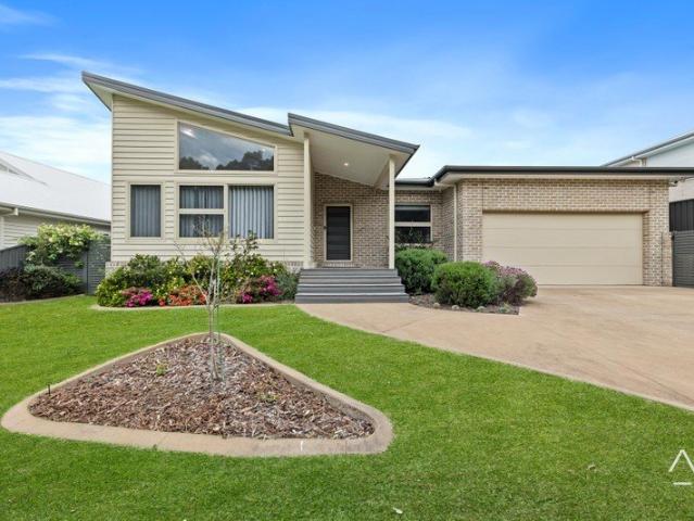 Quality, Privacy & Relaxed Coastal Living Burrill Lake Beauty