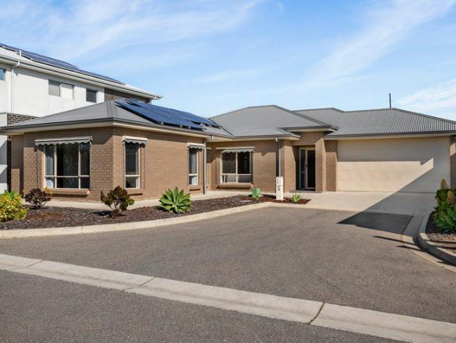 QUALITY SINGLE STORY EXECUTIVE RESIDENCE IN A HIGHLY SOUGHT LOCATION