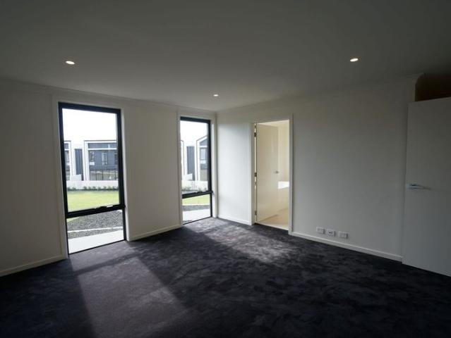QUALITY TOWNHOUSE AT THE LAKES RESIDENCES