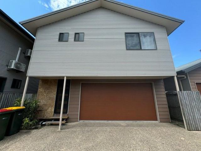 QUALITY TOWNHOUSE, ONE BLOCK TO THE BEACH