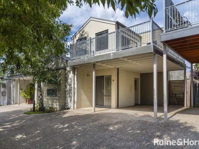 Quality Townhouse Premium Location!