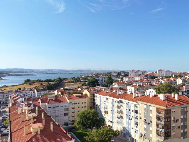 Apartamento T3 Parcialmente Remodelado na Torre da Marinha