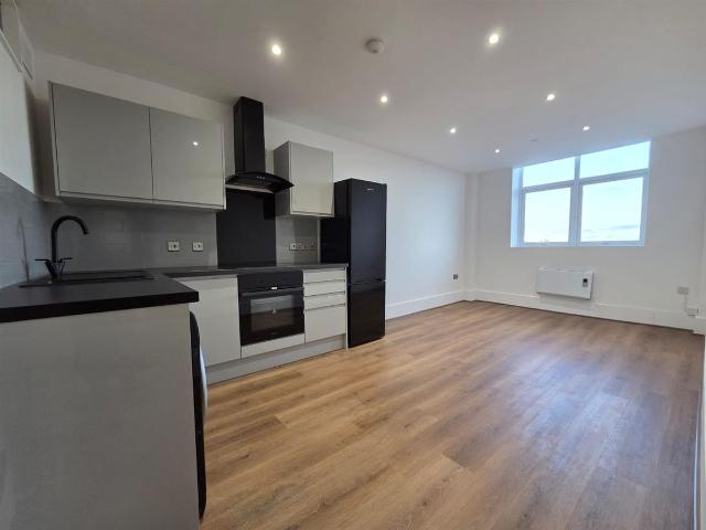 Quarry Court, Morley, Leeds LS27, 2 bed flat to rent, £900 pcm | PrimeLocation