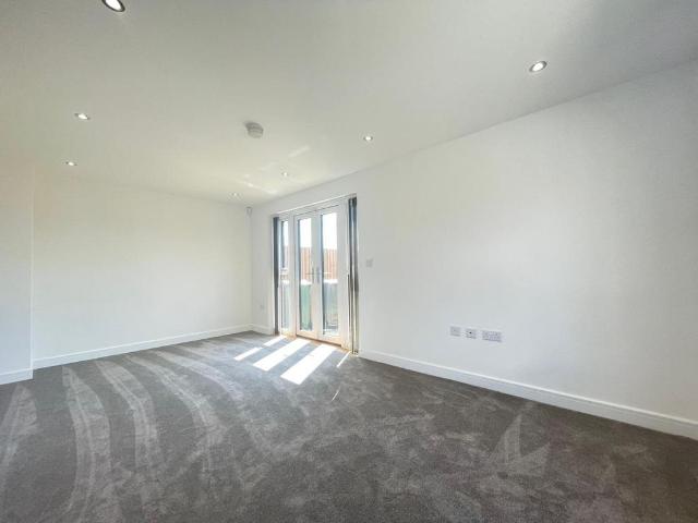 Quarry Drive, Cookridge, Leeds, LS16 3 bed semi detached house to rent £1,695 pcm £391 pw
