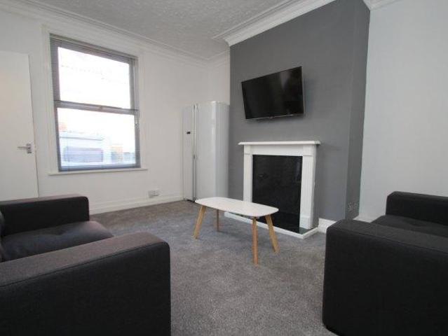 Quarry Mount Terrace 3 bed house share to rent £1,806 pcm £417 pw