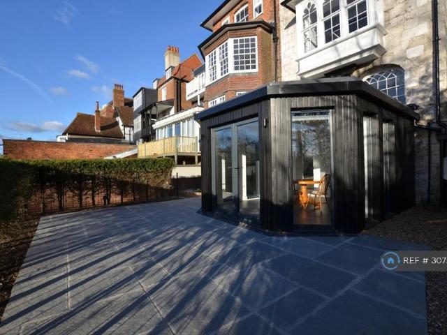 Quarry Street, Guildford, GU1 2 bed flat to rent £2,800 pcm £646 pw