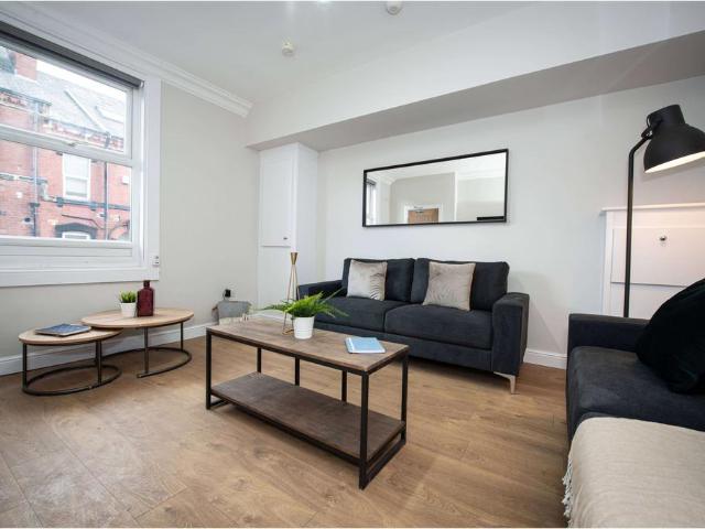 Quarry Place, Leeds LS6 6 bed house to rent £3,692 pcm £852 pw