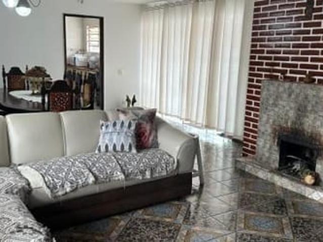 Quarto 2: Alugo quarto apenas para Mulher cama solteiro