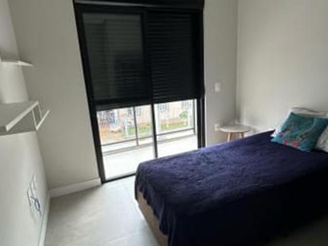 Quarto com mobilia e banheiro privativo