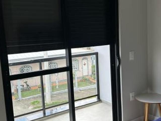 Quarto com mobilia e banheiro privativo