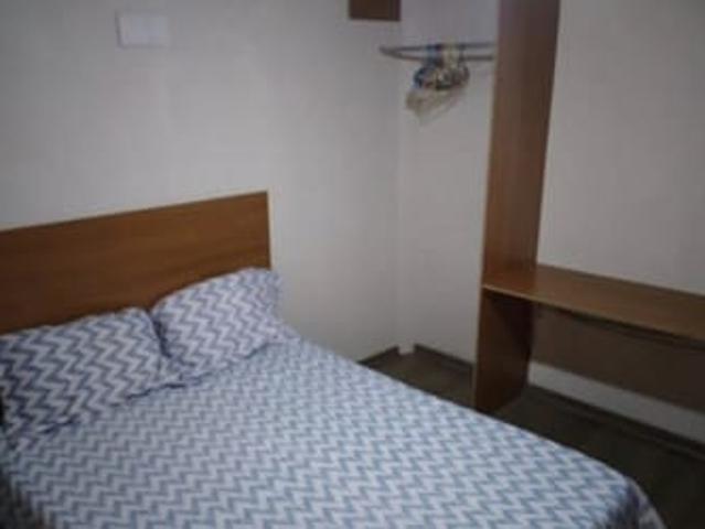 Quarto com banheiro mobiliado em hotel tudo incluso