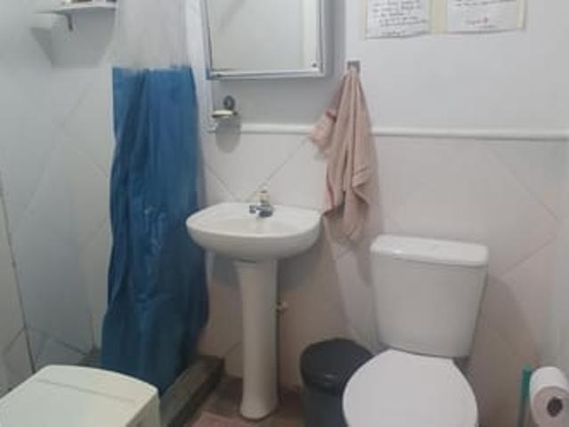 Quarto com banheiro compartilhado