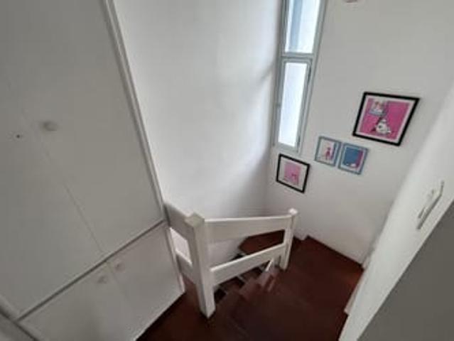 Quarto com cama de casal e banheiro